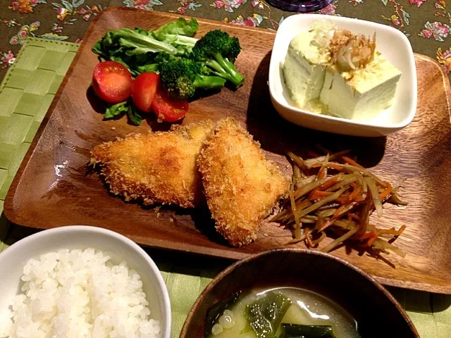 鮭のフライ・きんぴらごぼう・乙部みどりの冷奴・白いご飯・お味噌汁|よっしーさん