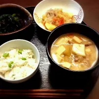 塩麹肉じゃが、豚汁、ほうれん草のおひたし、枝豆とじゃこの炊き込みごはん|松坂真紀さん