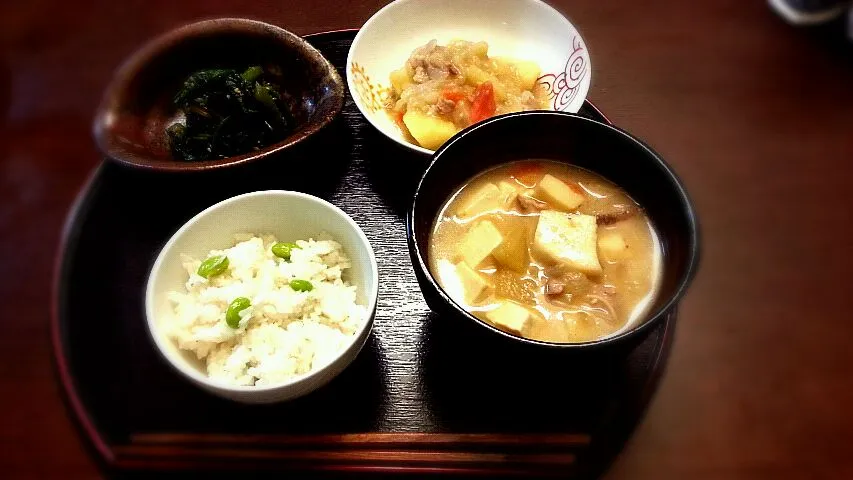 Snapdishの料理写真:塩麹肉じゃが、豚汁、ほうれん草のおひたし、枝豆とじゃこの炊き込みごはん|松坂真紀さん