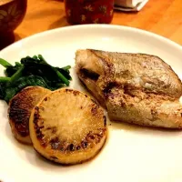 太刀魚のバター焼きと焼大根。|ながおさん