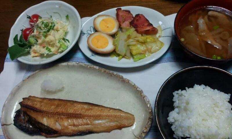 晩御飯(ホッケ、ポテトサラダ、白菜の中華炒め、煮玉子、豚汁)|シェリリンさん