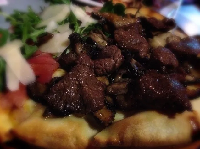 Snapdishの料理写真:Wagyu beef and mushroom pizza|Jeremy Khooさん