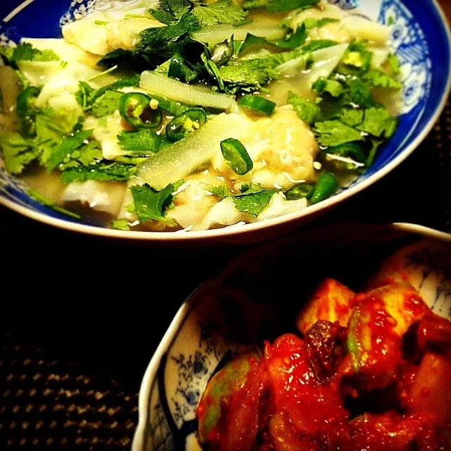 Homemade shrimp and chicken wonton soup.  Avocado with kimchee.|tayukoさん