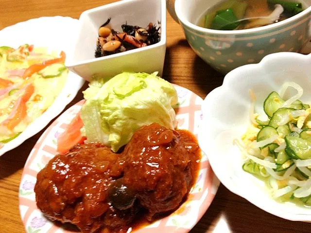 1月29日晩ご飯♪  煮物みハンバーグ  ひじきと大豆の煮物  胡瓜と炒り卵ともやしの酢の物  舞茸とチンゲン菜のスープ  餅ピザ|カナエさん