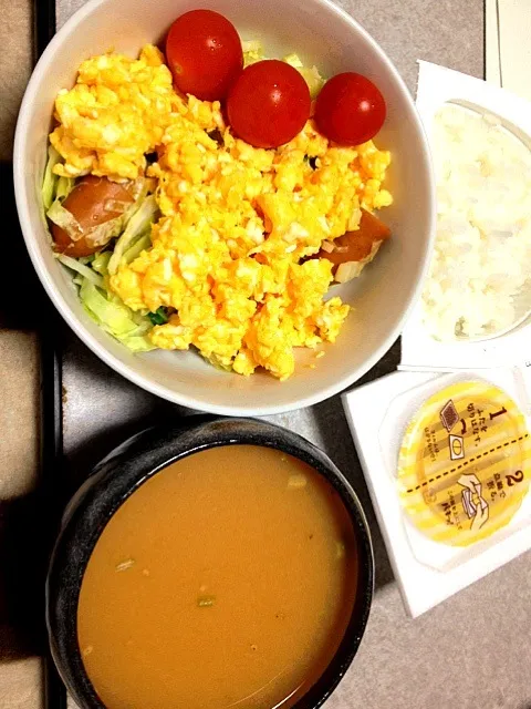 Snapdishの料理写真:卵キャベツウインナー納豆混ぜご飯と春雨スープ。|ゆうさん