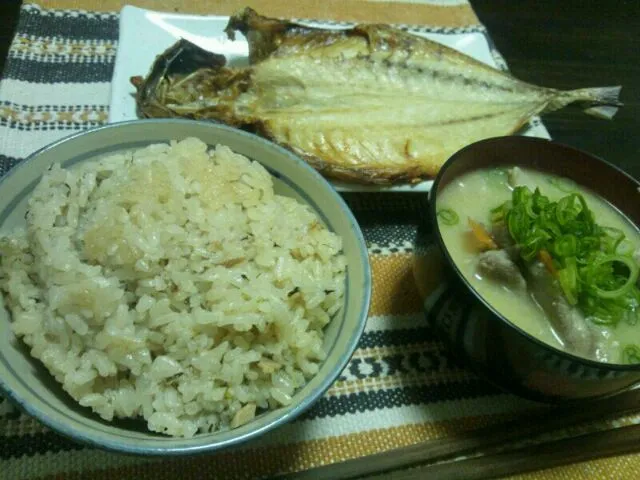 Snapdishの料理写真:シーチキンと味付海苔の炊き込みご飯 粕汁 沼津港で買ってきた鯵の開き|まめじろうさん