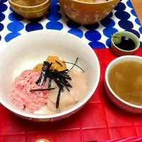 Snapdishの料理写真:ネギトロ、うに、ホタテ丼|みっちーさん