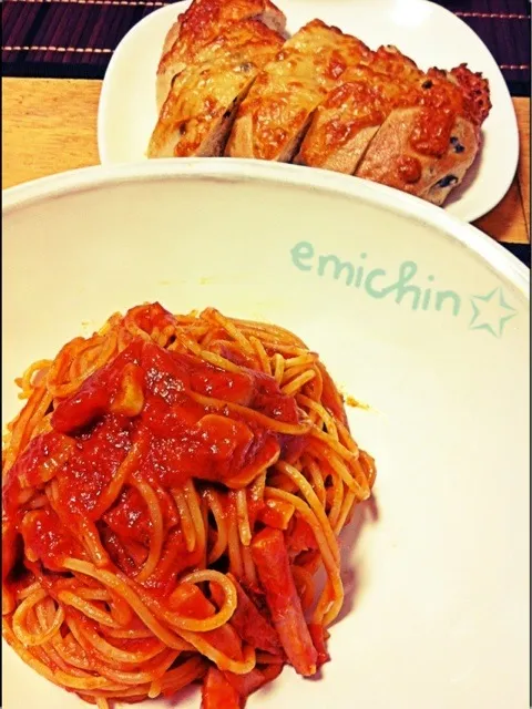 ベーコンとにんにくのトマトパスタ・オリーブとチーズのパン✩|emiﾟ+｡:.ﾟஐ♡さん