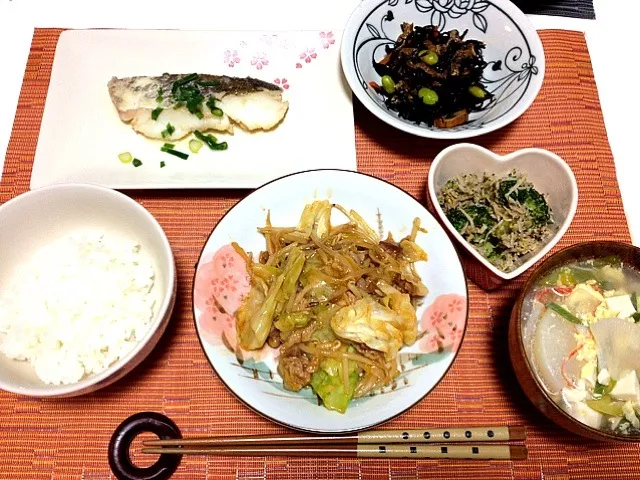 Snapdishの料理写真:たらのバター醤油焼、豚肉と野菜の香味炒め、ひじきの煮物、ブロッコリーのゴマしらす和え、中華スープ♡|yuiさん