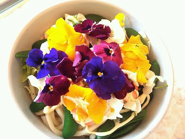 食べるお花のサラダうどん|たかさん