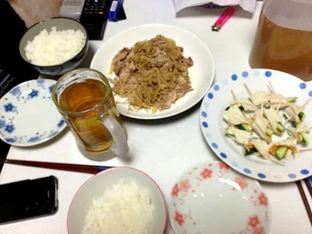 Snapdishの料理写真:豚肉ともやし炒め＆ちくわのきゅうり巻|まなみさん