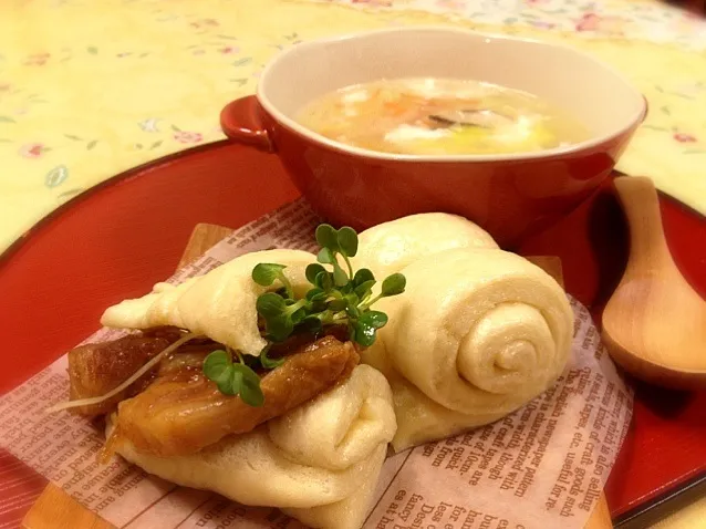 Snapdishの料理写真:中華な朝ごはん 花巻と白菜・セロリの卵白スープ🎶|メイスイさん