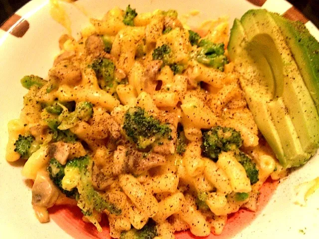 Mac 'n Cheese with Garlic Mushrooms & Broccoli and a side of Avocado|Danielle Albertsonさん