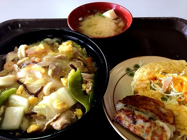 Snapdishの料理写真:出先の社食。中華丼。|osayanさん