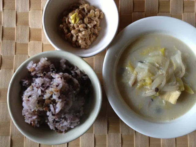 豆乳鍋風スープと納豆ご飯|ぺんぎんさん