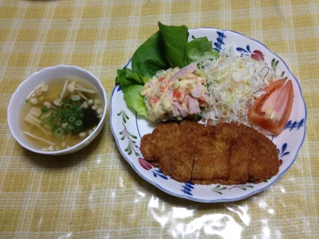 とんかつ、ポテトサラダ、エノキとワカメのスープ|ゆみこさん