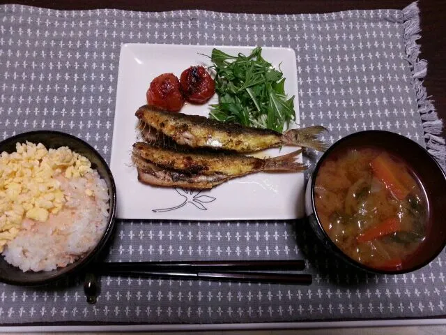 130122 いわしのカレーソテー、焼きトマト、野菜たっぷり味噌汁、鮭ごはん|EUREKAさん