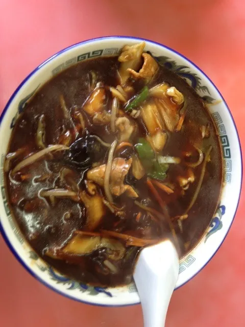 函館ラーメン大将の大将チャンポン醤油味¥700最初に色にビックリ(°_°)ブラックで食べたら味にビックリ見た目と違い美味あんのおかげで最後まで熱々で最高（≧∇≦）美味しく頂きましたぁ(^^)／~~~|函館B級グルメ調査隊体調さん