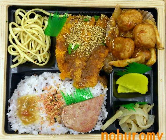 トンカツ-肉団子弁当|NOBUROMYさん