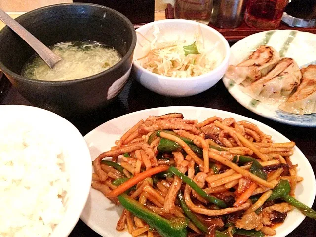 豚肉細切り炒め定食 with 餃子|こんどう かずゆきさん