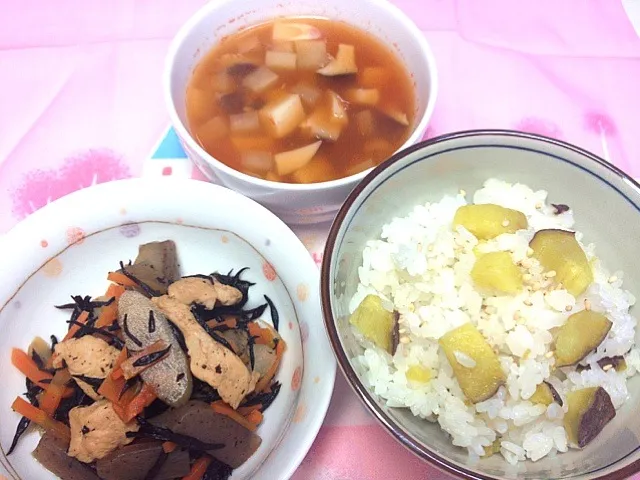 お芋ご飯✩鶏ささ身のひじき煮✩ミネストローネ|りかさん