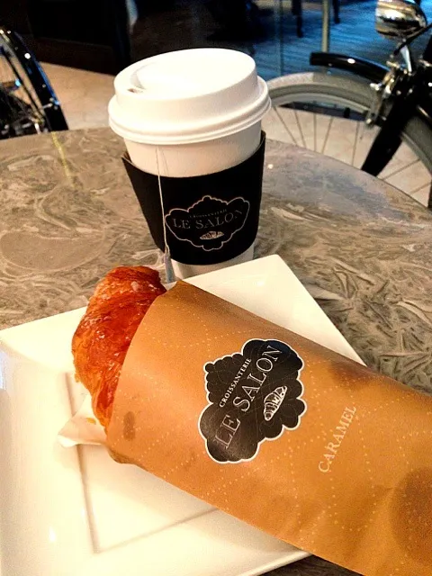 Snapdishの料理写真:Le Salon - Caramel croissant & Earl grey tea|sweeettooothさん