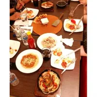 Snapdishの料理写真:@Janetedrace's birthday #dinner #yesterday 🍴😽🍕🍝🍷|natalia chrstineさん