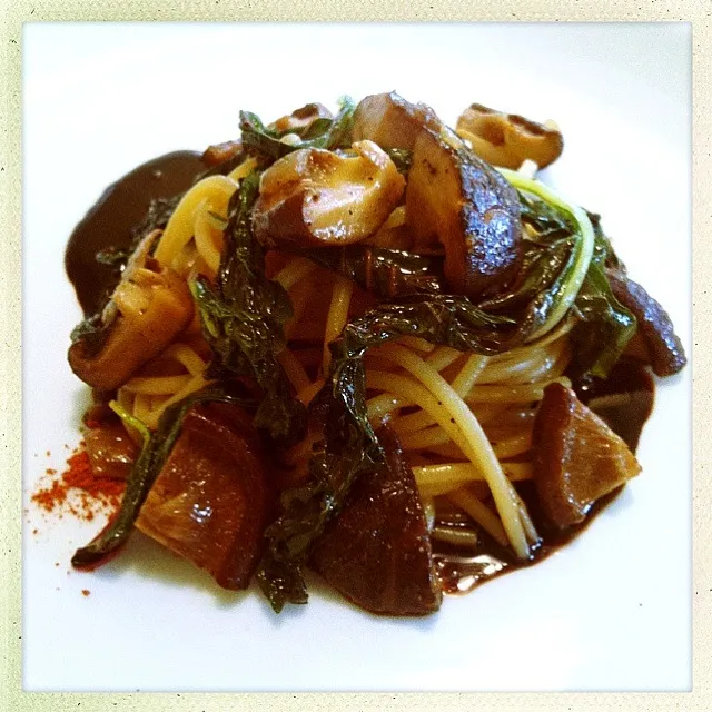 SHITAKE. RED CHAN CHOY. WILD MAH QUAN PEPPER. BLACK  GARLIC SAUCE|GREG ARNOLDさん