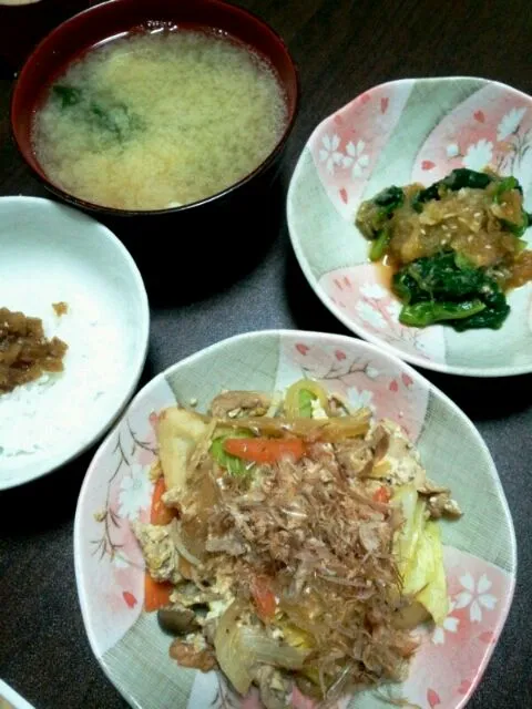 Snapdishの料理写真:豚キャベ豆腐ちゃんぷるー、ほうれん草のおろし和え、えのきとワカメの味噌汁、ご飯|さやたんさん