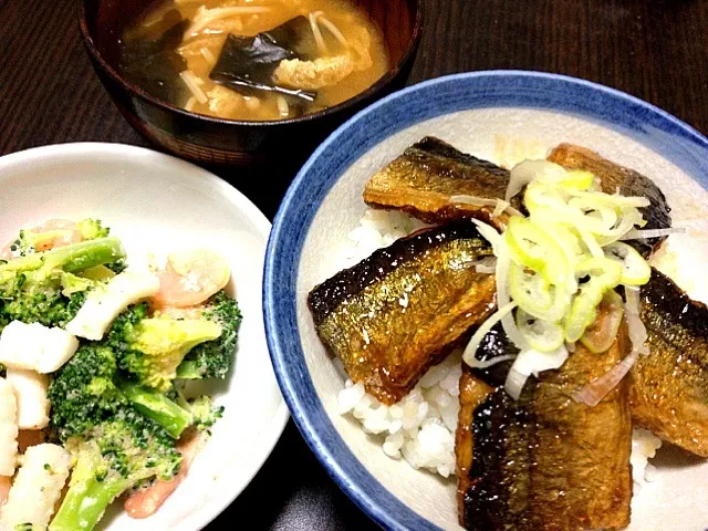 Snapdishの料理写真:秋刀魚の蒲焼き丼|ひろなさん