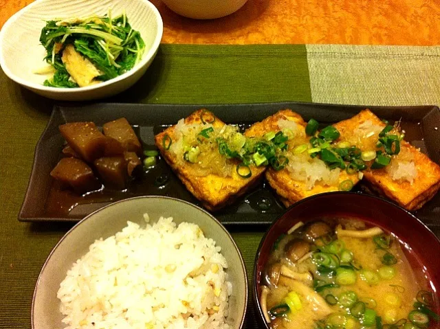 厚揚げステーキ・おろしポン酢乗せ/コンニャクの炒り煮/水菜と薄揚げの煮浸し/玉ねぎとシメジの味噌汁/雑穀ご飯|らぺぽんさん