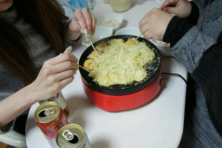 初たこ焼きで頑張って焼いてもらってます(*˘︶˘*).｡.:*♡|かなるさん