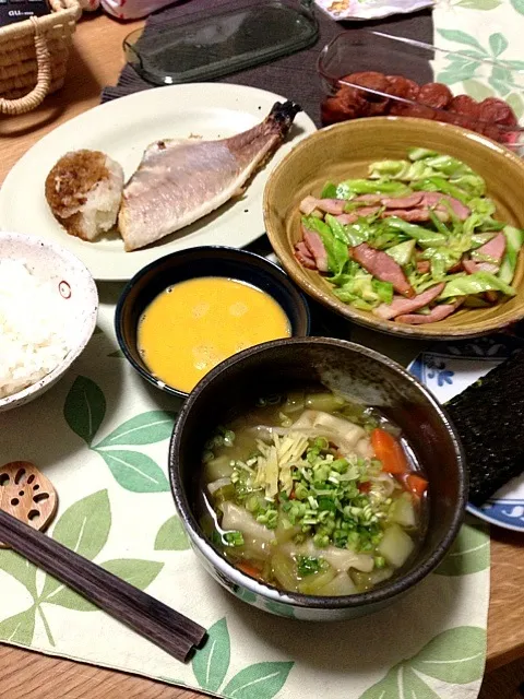 餃子スープ、ツボ鯛干物、ハムと甘っこキャベツの炒め物、卵かけ御飯|中町さん