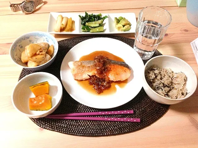 ひじきと生姜のご飯、かぼちゃの塩麹煮、長芋と鶏胸肉の甘辛煮、ねぎのきんぴら、ナムル、アボカドの塩和え、鮭の玉ねぎソース♡|ERIさん