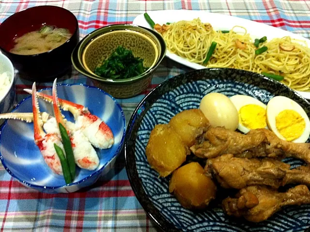 手羽元ジャガイモ卵の甘辛すっぱ煮・蟹爪の酒蒸し・春菊の辛子醤油和え・お昼作り過ぎたバジルパスタ・舞茸味噌汁|まーままさん