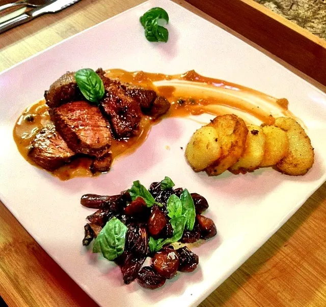 Grilled rump in a spice barbeque and green peppercorn sauce, served with potatoes fried in duckfat and grilled balsamic tomatoes and basil on the side|Lemar Olivierさん