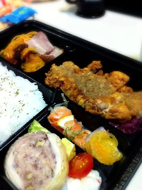 撮影の合間にいただいた中目黒ひげたかのお弁当。美味しゅうございました。|abe yoshiroさん