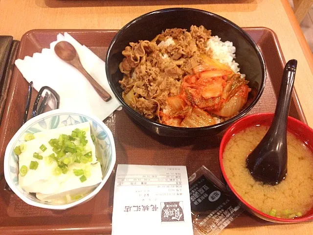 中国広州のすき家支店で食べたキムチ牛丼定食。21元=300円( ´ ▽ ` )ﾉ|gaoさん