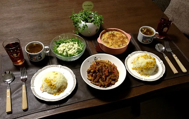 牛肉と茄子のトマト炒め、海老とアボカドのサラダ、牡蠣とほうれん草のグラタン、具だくさんコンソメスープ、コーンガーリックライス|pentarouさん