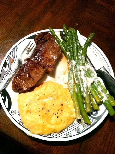 Snapdishの料理写真:Steak and asparagus with cream cheese sauce. Cheddar mashed potatos|jessicaさん