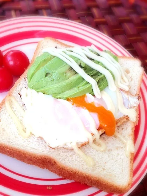 Avocado ham & eggs toast🍞ハムエッグとアボガドトースト|🌈Ami🍻さん