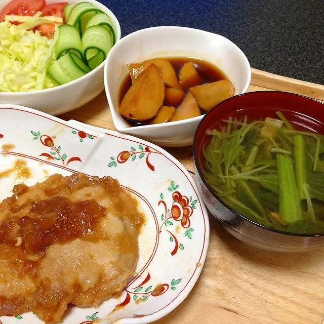 Snapdishの料理写真:生姜焼き、キャベツサラダ、里芋の煮転がし、小松菜と水菜のベーコンスープ|嶋根知子さん