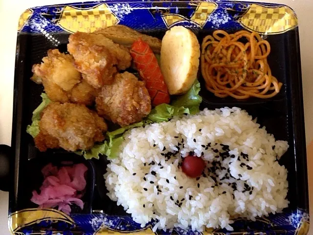 Snapdishの料理写真:鶏もも唐揚げ弁当|ばーさんさん