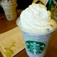 Snapdishの料理写真:ﾊﾞﾆﾗｸﾘｰﾑﾌﾗﾍﾟﾁｰﾉ（ﾁｮｺﾁｯﾌﾟ追加）|さやたんさん