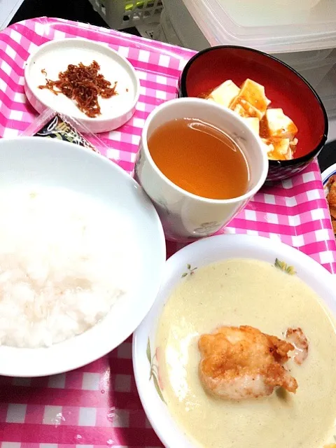 流動食…>_<…お粥、麻婆豆腐、野菜スープ。唐揚げ一個。ほぐして食べる|ハルさん