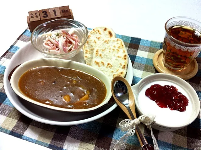 鶏と豆のカレー、ナン、大根ハムサラダ、ストロベリーヨーグルト|まりさん