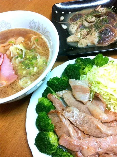 濃厚極旨こってり醤油ラーメン・豚トロ・椎茸のバター炒め|笑美子さん