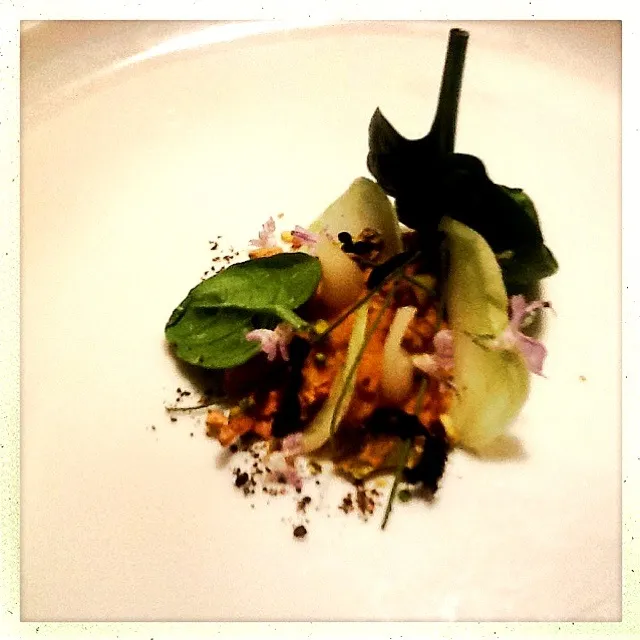 KABOCHA PURÉE. KOHLRABI. PICKLED SPRING ONION. BABY SPINACH. HIJIKI. PISTACHIO CRUMBLE. SANCHO|GREG ARNOLDさん