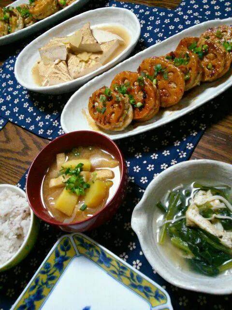 Snapdishの料理写真:しそつくねの蓮根はさみ焼き、焼き豆腐の生姜煮、小松菜のおひたし、さつまいものお味噌汁|hiromi☺さん