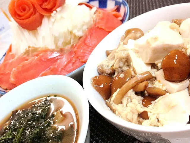 Snapdishの料理写真:なめこ丼＆大根サラダ＆大根のお味噌汁|あっぷるとまとさん